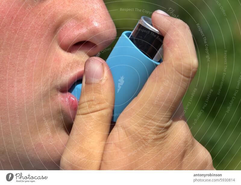 Nahaufnahme einer Person, die einen Inhalator benutzt Atmung Medizin horizontal im Freien eine Person Fotografie Wiederherstellung Asthmatiker Allergie Atem