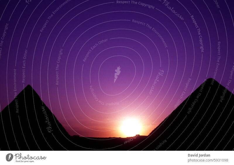 Bilderbuch Sonnenuntergang mit lila farbenem Himmel und 2 Pyramiden malerisch sonnenuntergang violett pyramiden ägypten Gizeh Pyramiden von Gizeh Kairo Ägypten