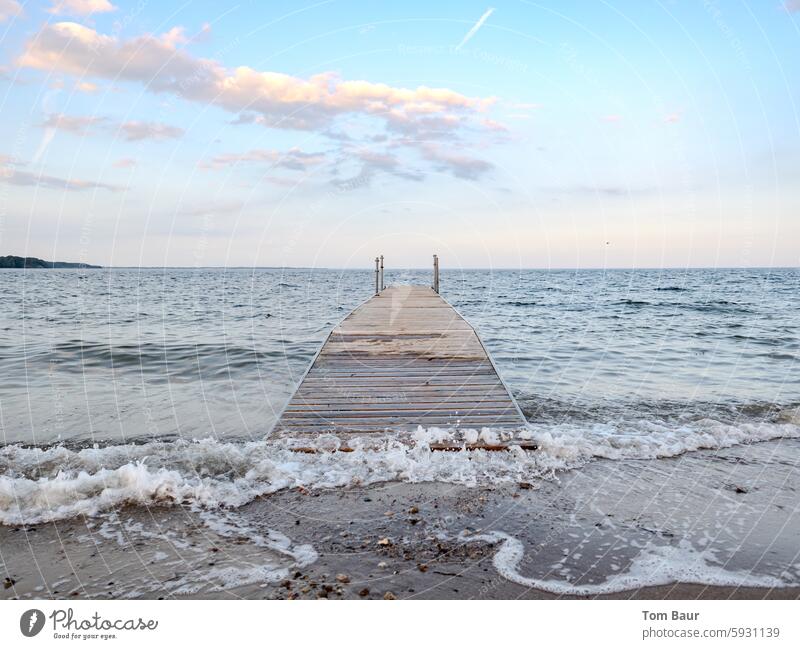 Steg ins Meer Holzsteg meer himmel traumhaft träumerisch malerisch Ostsee ostseeküste Stege und Wege Blauer Himmel Wolken Abendrot Wellen Brandung Küste Wasser