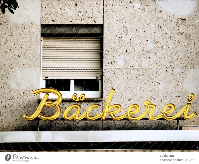 Bäckerei, Schriftzug vor einer alten Fassade mit Fenster Hingucker Botschaft gelb Leuchtbuchstabe Buchstaben Schriftzeichen Text Wort Schilder & Markierungen