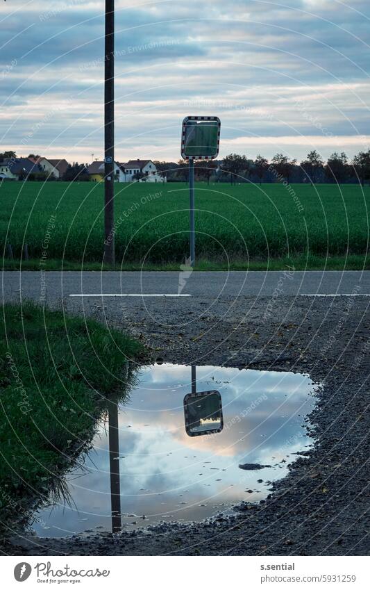 Spiegelspiegelbildspiegelbild Pfütze Spiegelbild Straße Feld