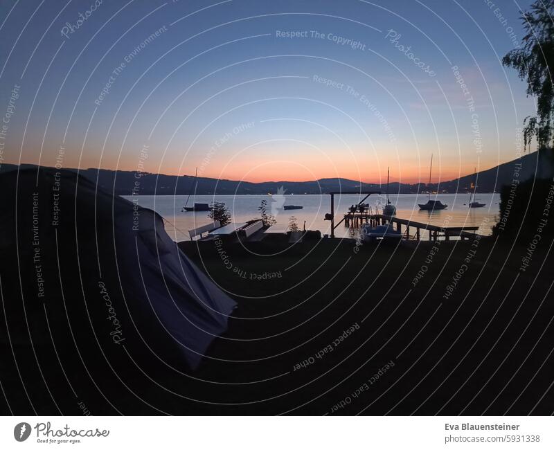 Zelt im Abendrot bei See mit Booten und Steg Nachthimmel Attersee Salzkammergut Segelboot Sommernacht Milchstrasse Himmel Milchstraße Sternenzelt Wasser