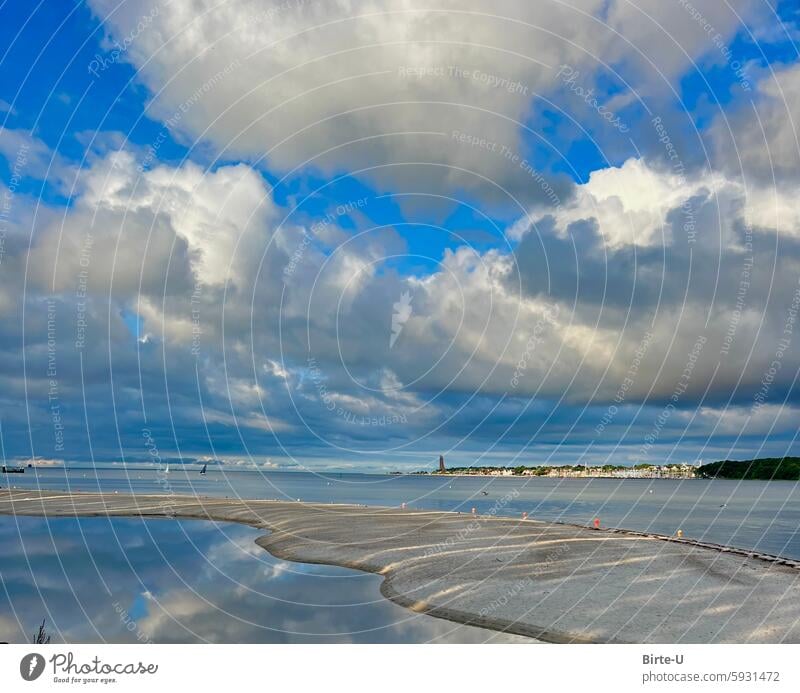 Strand, Meer und Wolken Natur Farbfoto Blauer Himmel Ostsee Kieler Förde Küste Wasser Außenaufnahme maritim Umwelt Tag Schönes Wetter Landschaft Sand