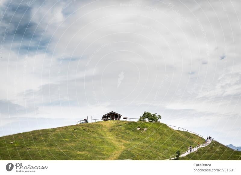 Hügel mit Hütte Narur Landschaft Berge Himmel Berge u. Gebirge Gipfel Wolken Wanderweg Wanderer Tag Tageslicht Grün Grau Baum wandern Ferien & Urlaub & Reisen