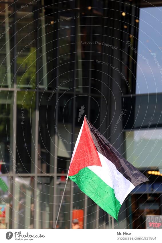 Gefahrenquelle | Nahostkonflikt Israel Religion & Glaube Flagge Symbole & Metaphern Demonstration demonstrieren Palästina bedrohlich Naher und Mittlerer Osten