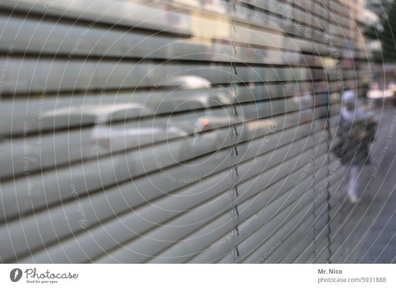 UT I Nur schweben ist schöner I Jalousie - Schaufenster - Spiegelung Reflexion & Spiegelung Fenster durchsichtig geschlossen rollos Fensterscheibe PKW Fußgänger