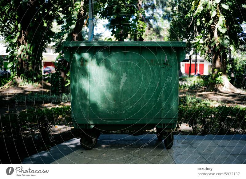 Sonnenlicht und Schatten von Blättern in der grünen Tonne Müll Container Umwelt Recycling Kunststoff Straße dreckig Verschmutzung Dose Großstadt