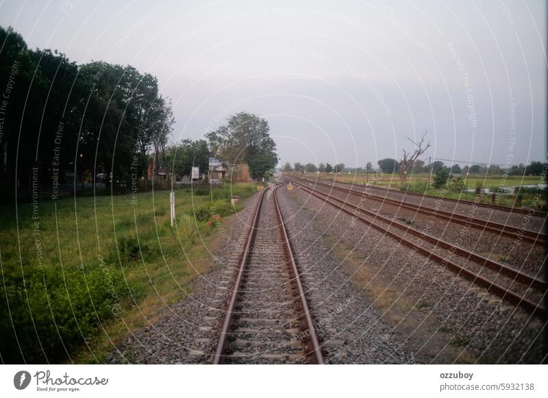 Die Eisenbahn durchquert die Landschaft Transport reisen keine Menschen Stahl Bahn Straße Reise Schiene im Freien Verkehr Weg Schienentransport Eisenbahngleis