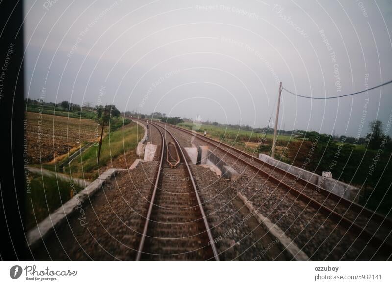 Die Eisenbahn durchquert die Landschaft Transport reisen keine Menschen Stahl Bahn Straße Reise Schiene im Freien Verkehr Weg Schienentransport Eisenbahngleis