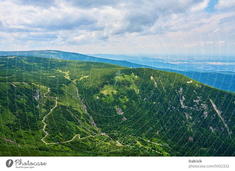 Panoramablick auf das Green Mountain Valley Gebirgstal Bergkette panoramisch grün Landschaft Natur Wald Hügel wandern im Freien reisen Himmel Abenteuer Wolken