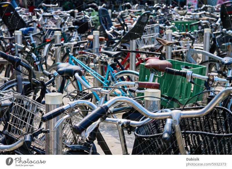 Viele Fahrräder, die an einem öffentlichen Fahrradständer in Kopenhagen abgestellt sind Großstadt parken Straße Pendeln Fahrradfahren umweltfreundlich Transport