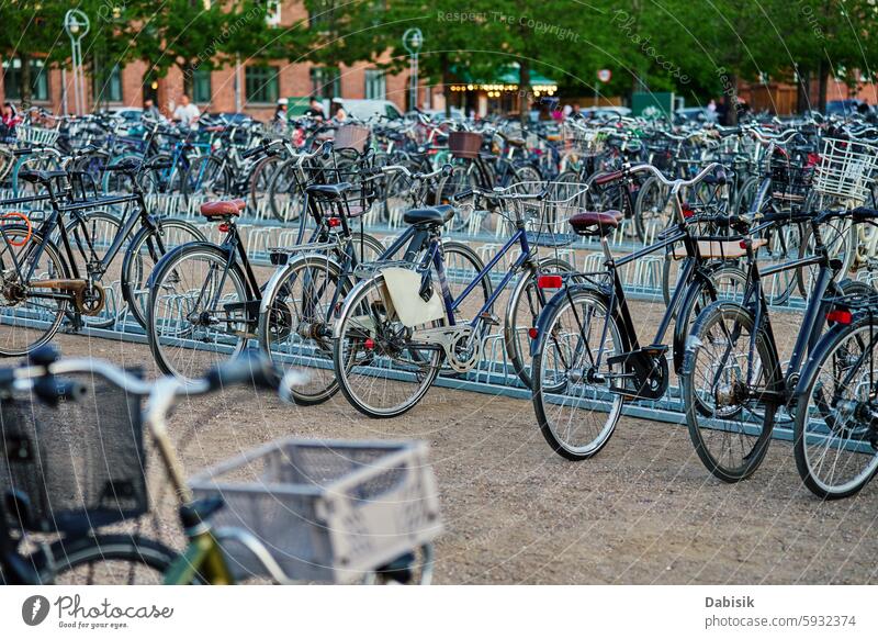 Viele Fahrräder, die an einem öffentlichen Fahrradständer in Kopenhagen abgestellt sind Großstadt parken Straße Pendeln Fahrradfahren umweltfreundlich Transport