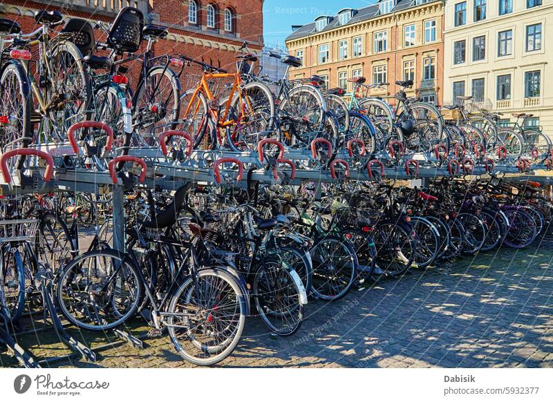 Viele Fahrräder, die an einem öffentlichen Fahrradständer in Kopenhagen abgestellt sind Großstadt parken Straße Pendeln Fahrradfahren umweltfreundlich Transport