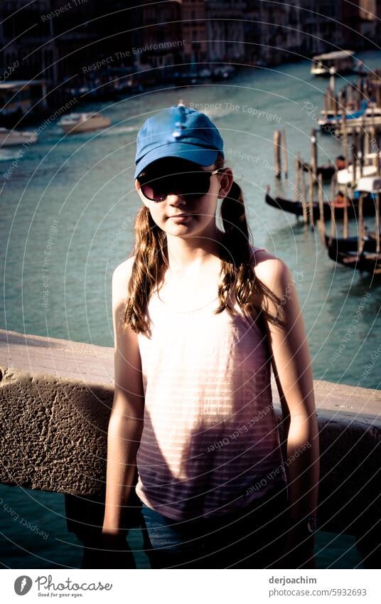 Unterwegs in Venedig. Ein Girl steht auf einer Brücke. girl Mädchen Mensch Farbfoto Außenaufnahme Junge Frau Blick Natur Freude Jugendliche schön feminin Tag