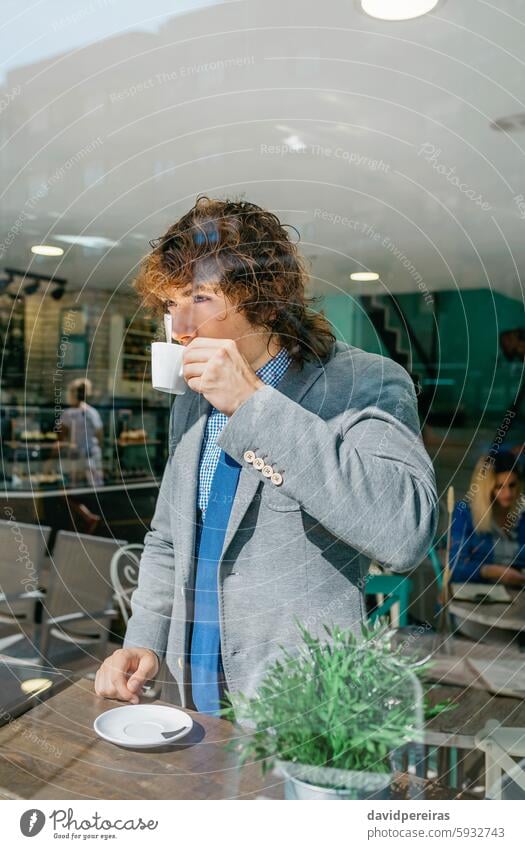 Geschäftsmann rührt Kaffee um jung attraktiv Kantine trinken schnell Stehen Denken Tasse Business Mann Tisch Werkstatt Erwachsener Lifestyle Hemd Krawatte Pause