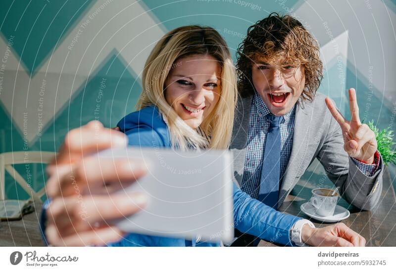 Mitarbeiter machen ein Selfie und feiern den Erfolg Business unter zu feiern Sieg gewinnen Foto Lächeln Smartphone Kaffee Pause Café pausieren Arbeiter jung