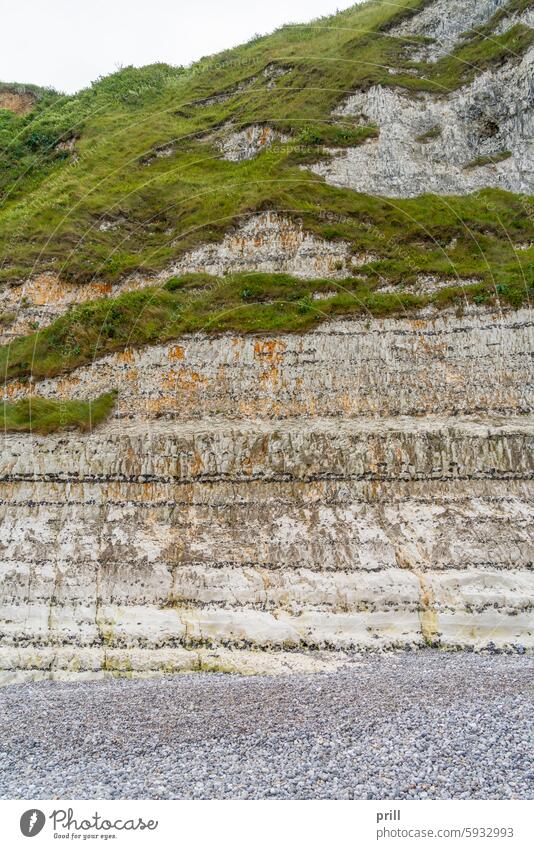 Kreidefelsen in Nahaufnahme Gesteinsformationen Klippe Fecamp Felswand Normandie Frankreich seine-maritime Alabasterküste Felsen Kieselsteine voller Rahmen