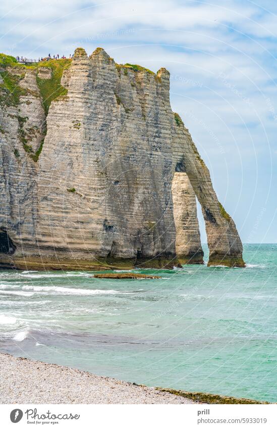 Rund um Etretat in Frankreich Étretat Normandie seine-maritime MEER Meer Küste Klippe Gesteinsformationen Strand Kreidefelsen Felswand Sommer sonnig