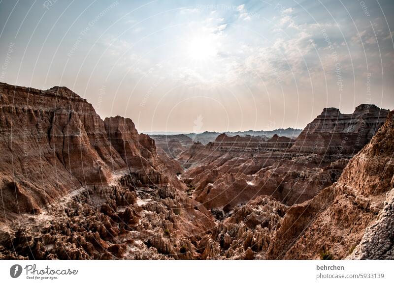 surreal traumhaft Sonnenaufgang Sonnenlicht Gegenlicht Amerika South Dakota badlands Berge u. Gebirge Wüste Trockenheit Himmel Landschaft