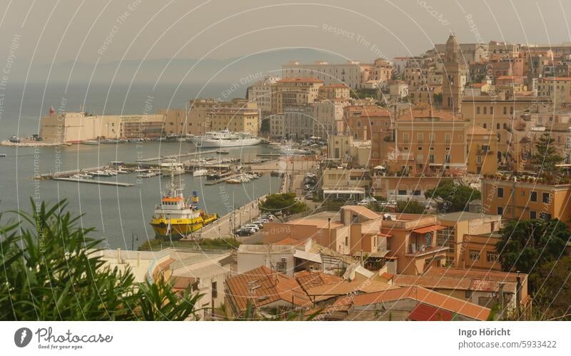 Gaeta, Süditalien - Blick von der Kathedrale über die Altstadt und den Hafen. Stadt Stadtansicht Italien Hafenstadt