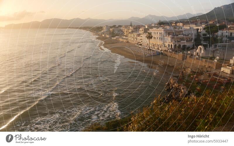 Abendlicher Blick von oben die Bucht, den Sandstrand und die Altstadt von Sperlonga (Süditalien) Meer Blick nach oben Italien Außenaufnahme Farbfoto