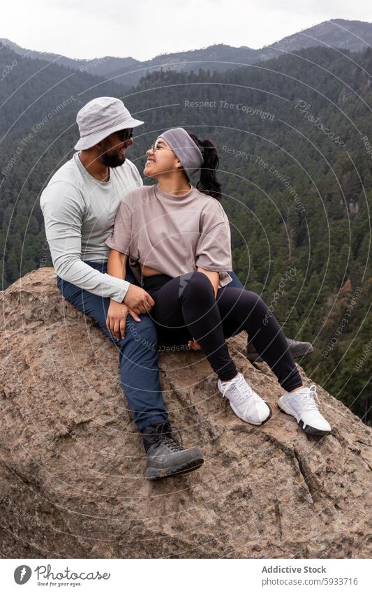 Paar lächelt sich bei einer Bergwanderung an Wald wandern Lächeln Berge u. Gebirge Mann Frau Liebe im Freien Abenteuer Natur Zusammengehörigkeitsgefühl Sitzen