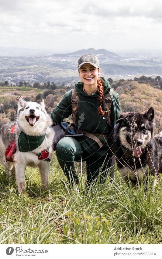 Wanderin mit Hunden bei einer Bergwanderung Frau Wanderer Husky Berge u. Gebirge Nachlauf wandern Natur im Freien Abenteuer Haustier Tier Landschaft malerisch