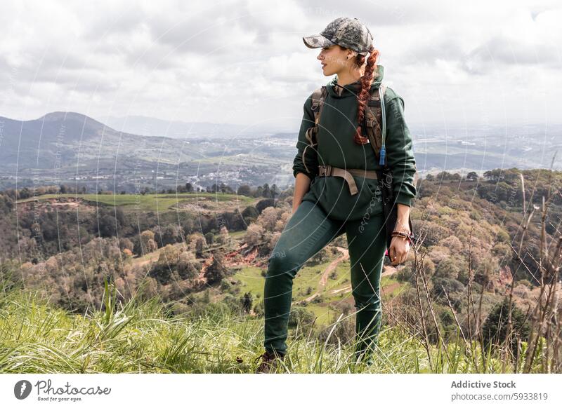 Wanderin genießt malerische Bergsicht Frau Wanderer Berge u. Gebirge Natur Landschaft im Freien Abenteuer Trekking erkundend Ansicht grün Kleidung Kaukasier