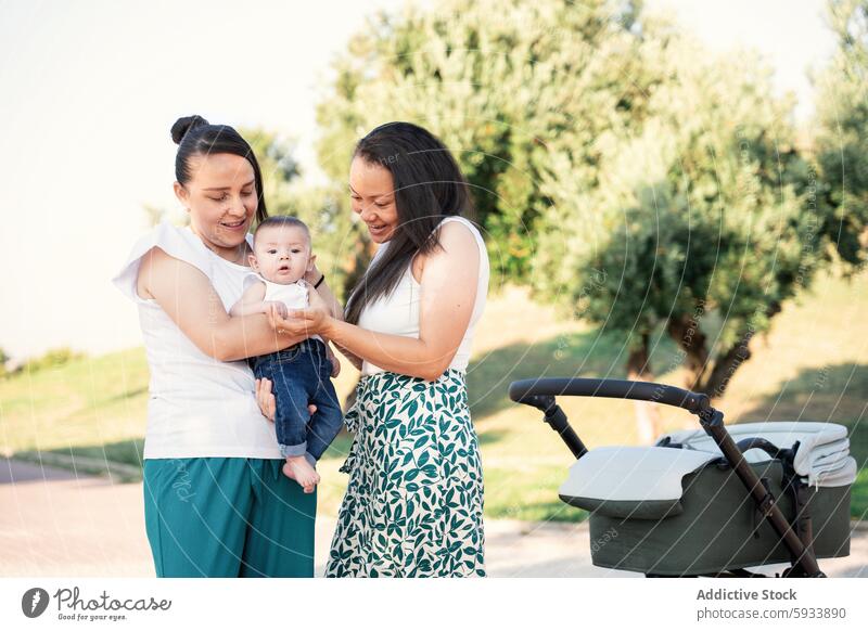 Generiertes Bild lesbisch Paar Sohn Familie Park Baby Kinderwagen im Freien Lächeln Freude Gelassenheit Liebe Kindererziehung Mutter Säugling Natur Sommer