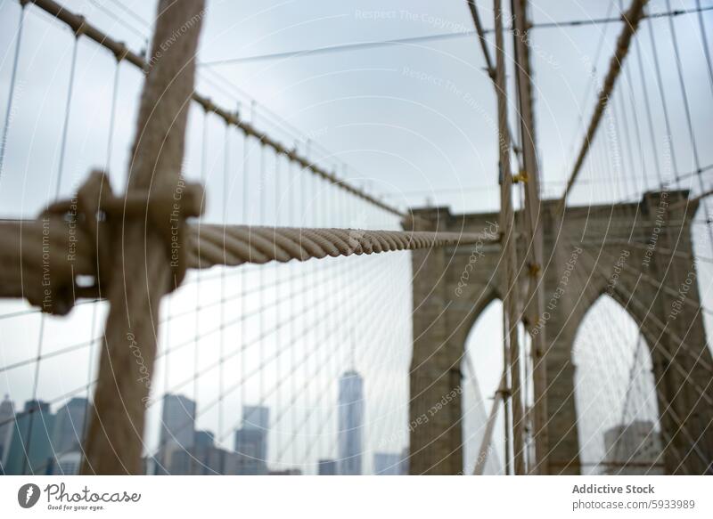 Nahaufnahme des Kabels der Brooklyn Bridge vor dem Hintergrund von Manhattan Brücke Skyline New York State Architektur Wahrzeichen urban Stadtbild Struktur