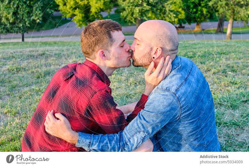 Schwules Paar küsst sich bei Sonnenuntergang im Freien schwul Kuss Liebe Zuneigung romantisch Park grün Natur Sommer Umarmen Angebot Akzeptanz lgtbiq