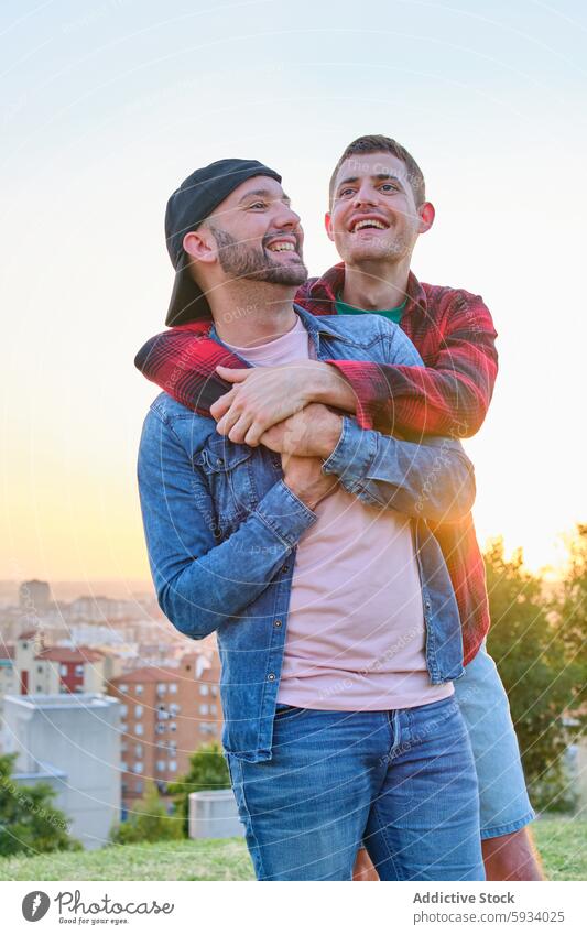 Ein schwules Paar genießt einen romantischen Moment bei Sonnenuntergang Liebe Stadtbild Mann Männer Großstadt Umarmen Lächeln Inhalt ruhig Skyline im Freien