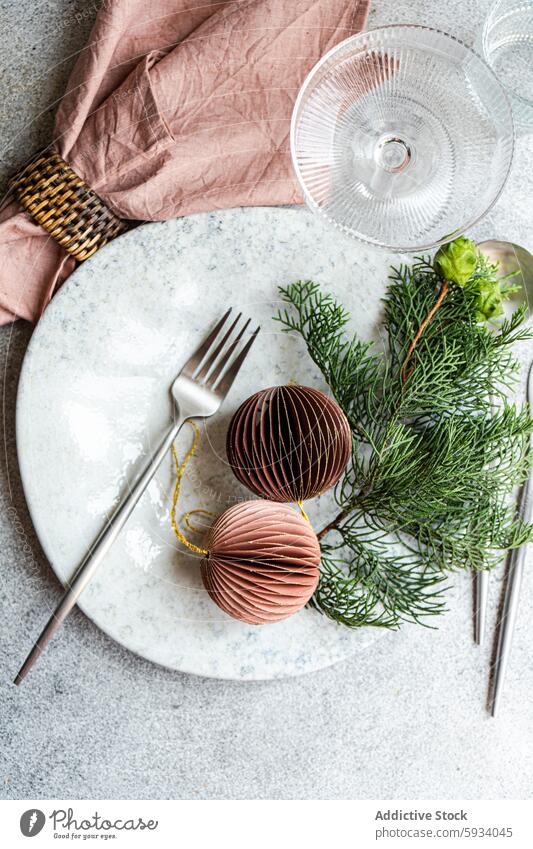 Draufsicht auf einen festlich gedeckten Weihnachtstisch mit einzigartigen Dekorationen Weihnachten Tabelleneinstellung Marmortafel Besteck rosa Serviette