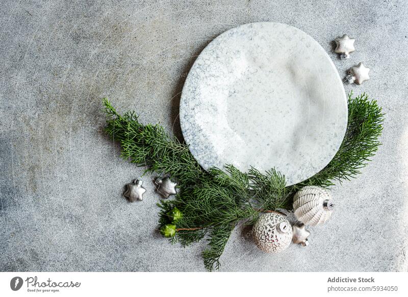 Weihnachtsschmuck und Tannenzweige auf Beton Weihnachten Dekoration & Verzierung Kiefer Ast Ornament Hintergrund Textur Feiertag minimalistisch festlich