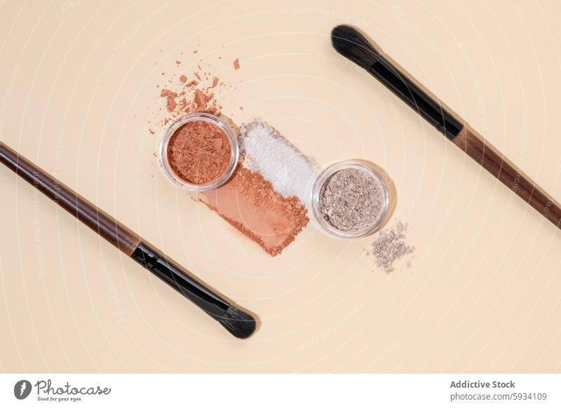 Draufsicht auf Schminkpinsel und Kosmetikpuder Make-up Bürste Pulver Streuung beige Hintergrund Schönheit Artistik notwendig Werkzeug Lidschatten Pigment