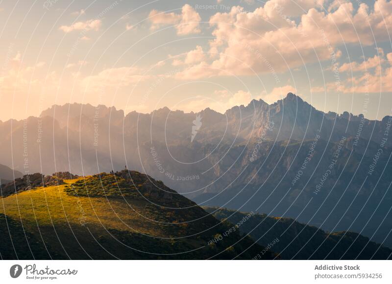 Rückenansicht einer nicht zu erkennenden Person bei der Erkundung der Picos de Europa unkenntlich anonym Rückansicht Picoos de europa Sonnenuntergang Abenteuer