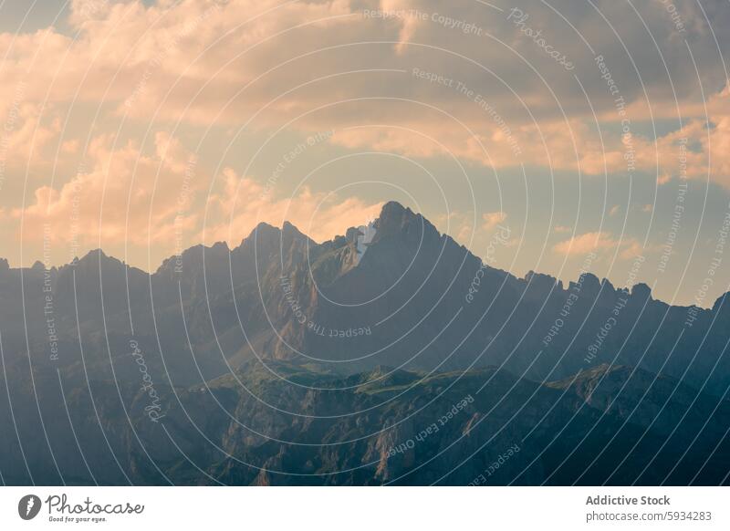 Erhabener Sonnenuntergang über den Gipfeln der Picos de Europa in Spanien Berge u. Gebirge Picoos de europa Kantabrien Natur Landschaft Himmel Cloud im Freien