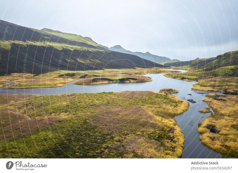 Isländisches Hochland mit mäandernden Flüssen Island Berge u. Gebirge Fluss Landschaft Natur Grün vulkanisch Hügel Nebel Himmel Gelassenheit schlangenförmig