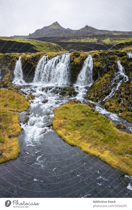 Unberührte Wasserfälle im zerklüfteten Hochland von Island Berge u. Gebirge Fluss Wasserfall Landschaft Natur Gelassenheit Kaskadierung fließen Moos Felsen