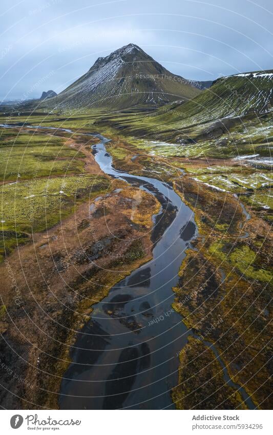 Majestätischer Berg und gewundener Fluss im isländischen Hochland Island Berge u. Gebirge Serpentine Gelände Himmel Stimmung Landschaft Natur im Freien