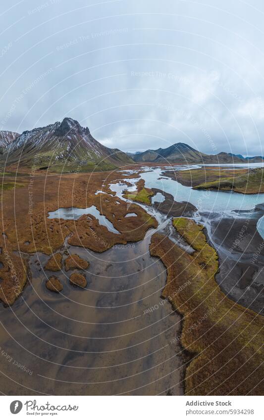 Ruhige isländische Hochlandlandschaft mit Gebirgsfluss Island Landschaft Fluss Berge u. Gebirge Gelände Moos Himmel wolkig robust Gipfel ruhig natürlich Szene