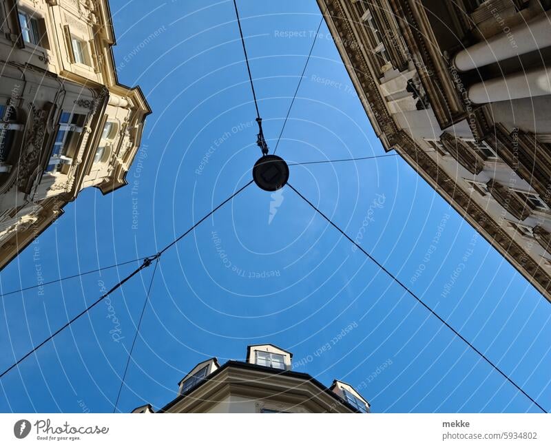 Das Runde muss ins Eckige l Ufo-Straßenbeleuchtung Laterne Lampe Straßenlaterne Beleuchtung Licht Stadt Elektrizität Himmel Technik & Technologie Laternenpfahl