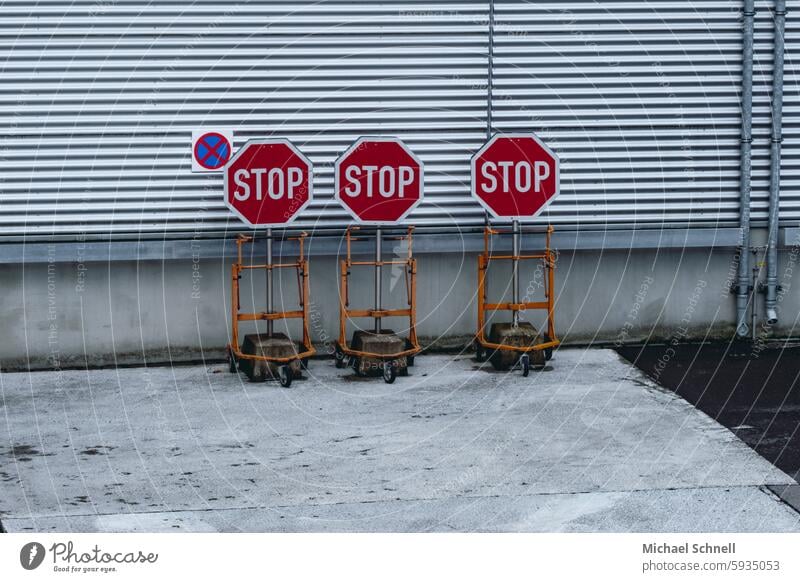 UT Nur Schweben ist schöner I Dreimal "STOP" Schilder & Markierungen Straßenverkehr Verkehr Menschenleer Hinweis baustellensicherung Zeichen Verkehrszeichen