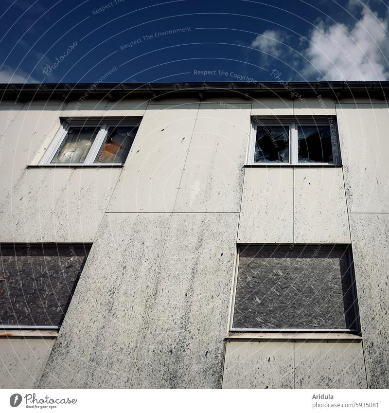 Trauriges altes Haus | zum Abriss bereit Fenster Gebäude Architektur Fassade verlassen lost places Verfall Zerstörung Zahn der Zeit Ruine trist kaputt Leerstand