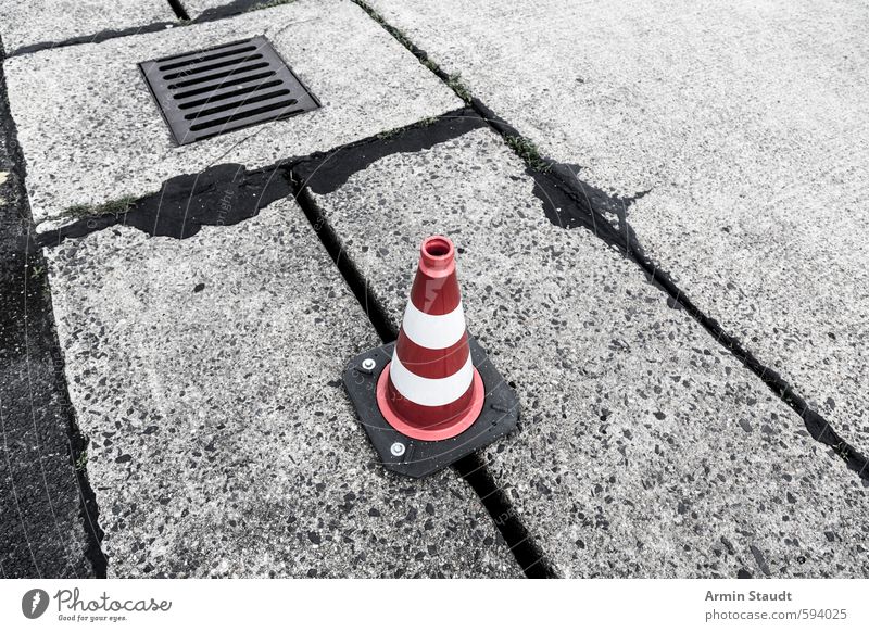 rot und weisser Absperrkegel auf dem Flughafen Tempelhof Berlin Berlin-Tempelhof Menschenleer Straße Flugplatz Landebahn Stein Beton Hinweisschild Warnschild