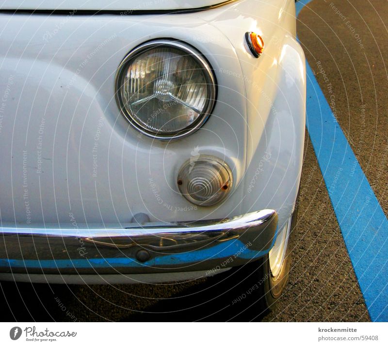 Fahren Ist Auch Toll parken Parkplatz Stoßstange Teer Karosserie weiß Reifen Abendsonne PKW blaue zone Scheinwerfer Angelköder Linie