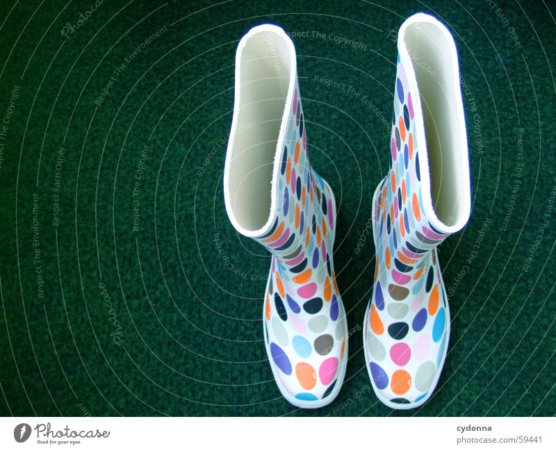 Retro Chic I Gummi Gummistiefel retro Stil Schuhe Bekleidung stehen Dinge flippig mehrfarbig Vogelperspektive reinschlüpfen Kunstrasen Punkt Farbe Wetter Schutz