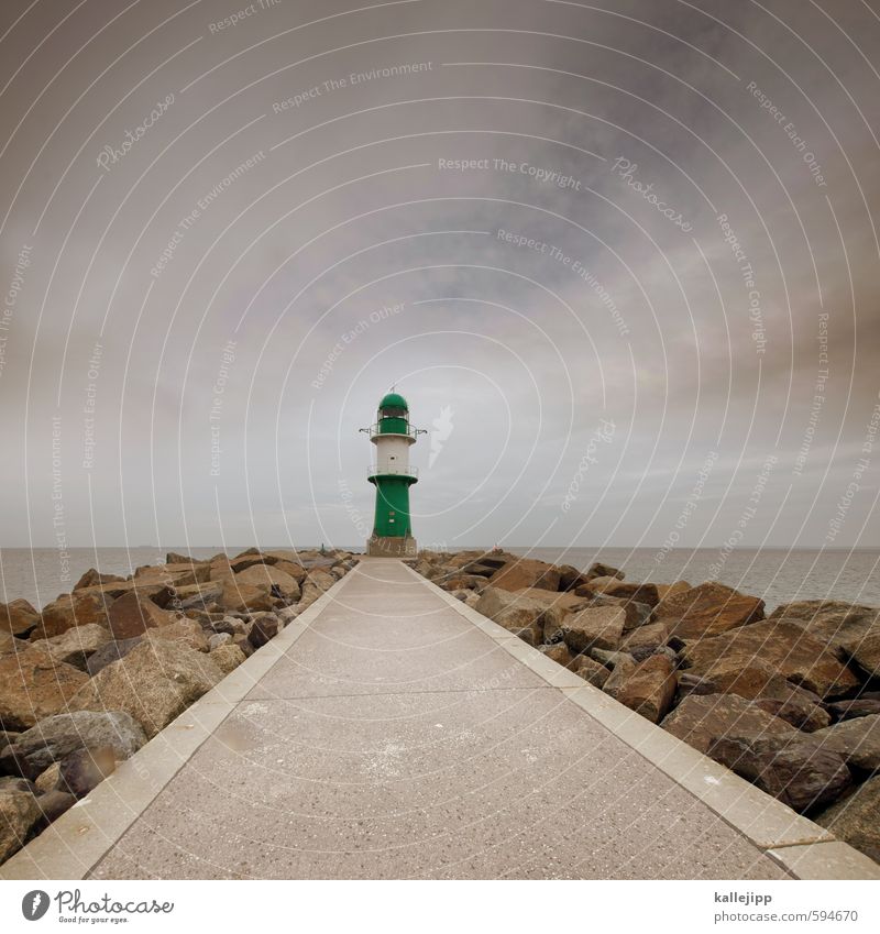 Wellen, die an den grünen Leuchtfeuer der Hafeneinfahrt Fecamp  Stockfotografie - Alamy