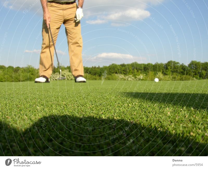 Golfplatz Fotoshooting Mann grün Sport Ball Schatten