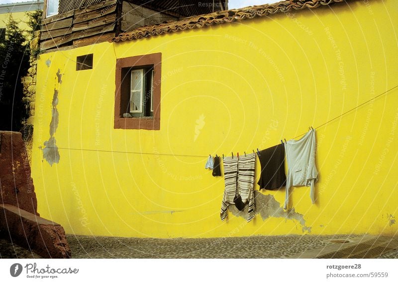 Gelbstich Haus Madeira gelb Wand Wäsche Wäscheleine Bekleidung alt Sonne Beleuchtung Architektur